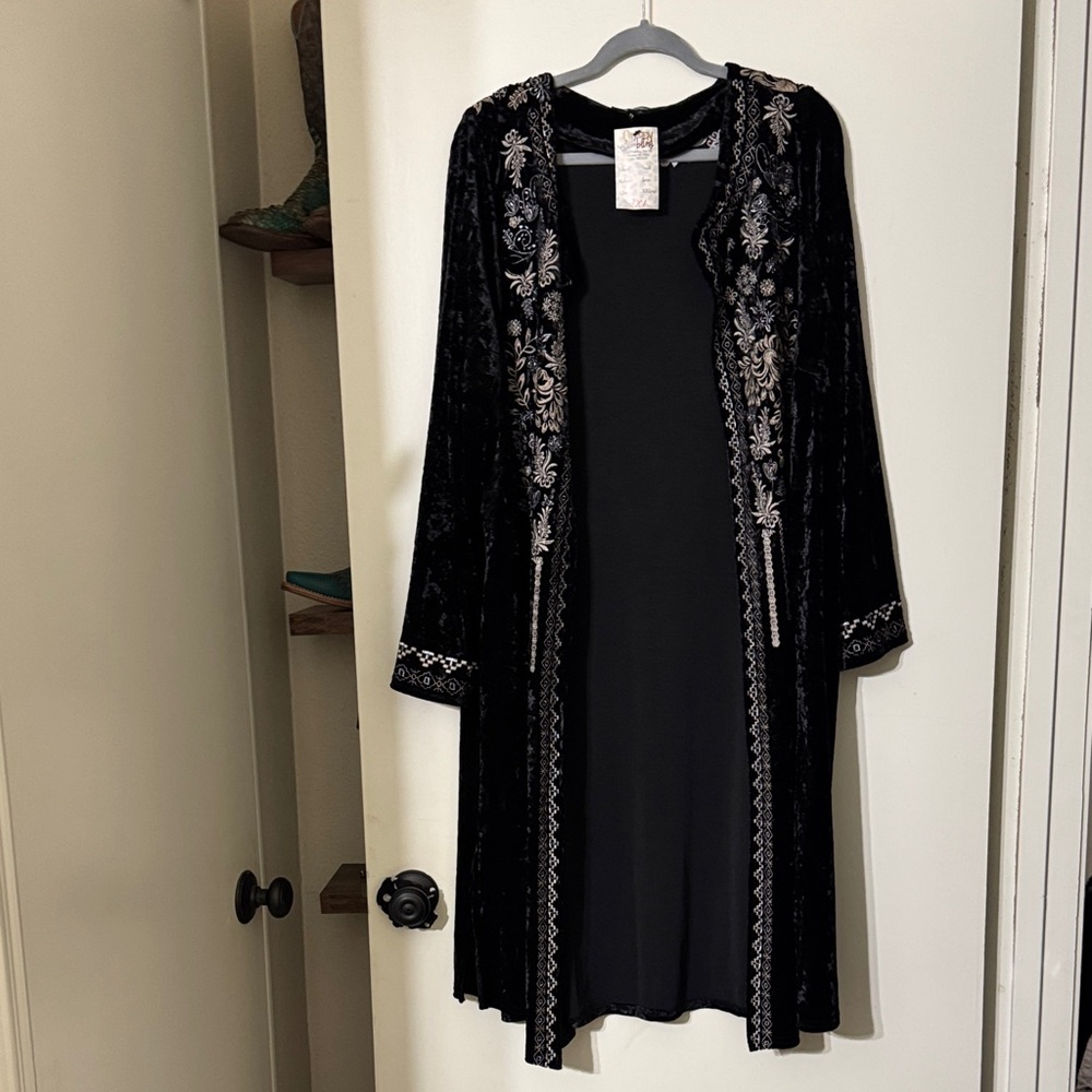 ANDREE BY UNIT Black Floral Embroidered Robe